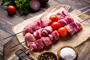 Raw shish kebab skewers with tomatoes