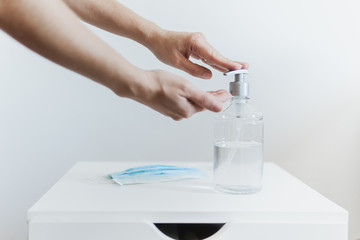 Prevenção contra o coronavirus: aplicando álcool em gel nas mãos.