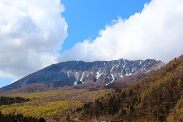Fototapeta premium 春の晴れた日の大山 Mt.Daisen blue sky