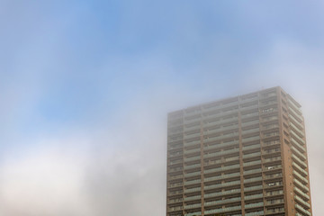 Obraz premium 朝霧の中のタワーマンション