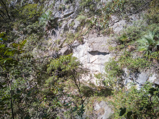 gruta, cueva o caverna en pared de montaña