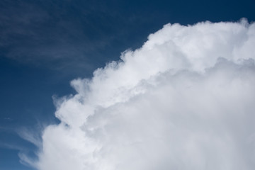 Obraz premium Puffy white clouds on a blue-sky day, as a nature background