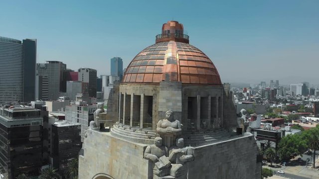 Monumento a la Revoluci&oacute;n y los edificios de la Ciudad de M&eacute;xico en el fondo. Durante la contingencia pand&eacute;mica covid-19 de marzo de 2020