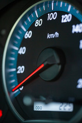 자동차 내부의 계기판 클로즈업