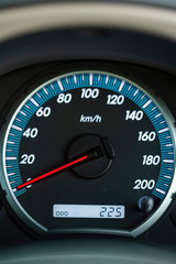 자동차 내부의 계기판 클로즈업