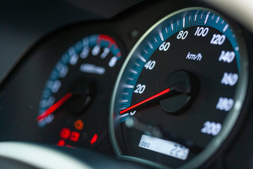 자동차 내부의 계기판 클로즈업