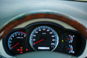 자동차 내부의 계기판 클로즈업