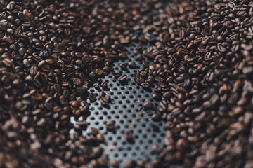 Café tostado en maquina antigua