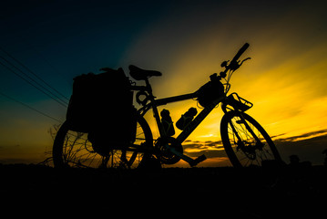 Obraz premium Touring bicycle with cool roadside lighting