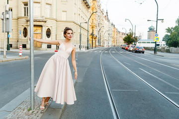 Obraz premium Beautiful bride walking in wedding dress in street