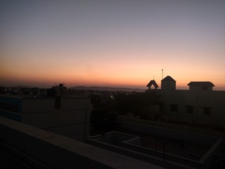 Obraz premium sunset in city and its silhouette 