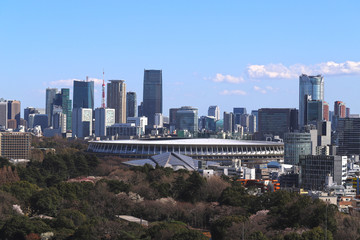 Fototapeta premium 青空の下の都会の風景
