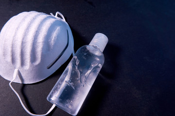 mascarilla y gel antibacterial sanitizante