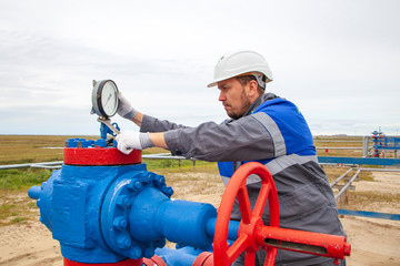 Gaz operator, The operator anneals the gas well with a torch.Operator technologist, production gas,...
