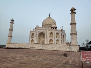 The Taj Mahal is an ivory-white marble mausoleum on the south bank of the Yamuna river in the Indian city of Agra.