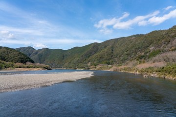 Fototapeta na wymiar 佐田沈下橋から見る四万十川の風景 