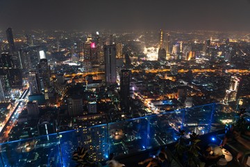 Fototapeta premium マハナコーンタワーのスカイウォークから見るバンコクの夜景 