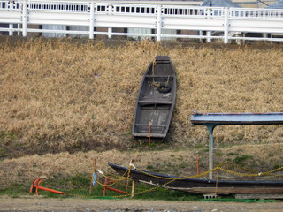 土手の川船