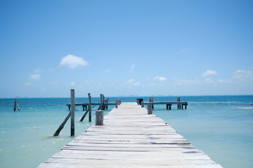 Obraz premium Wooden path at sea over, summer day