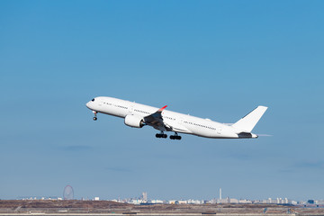青空を背景に羽田空港を離陸する飛行機