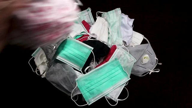 Scramble to pick up the mask,Because the mask is used to prevent rare and scarce diseases,