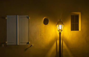 Lampadaire allumé