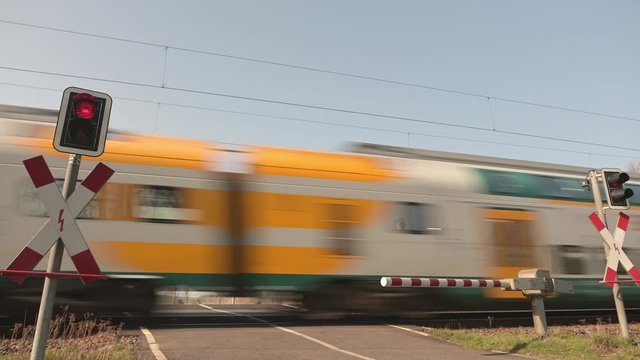 Vorbeifahrt eines Personenzuges mit anschlie&szlig;ender &Ouml;ffnung der Schranke
