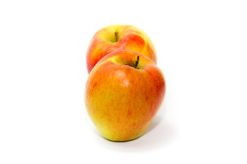 Frische Reife Äpfel auf weißem Hintergrund