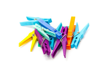 Verschiedene Wäscheklammern auf weißem Hintergrund