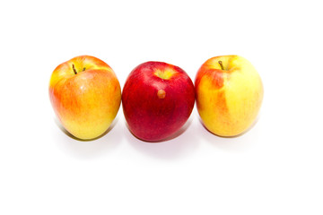 Fototapeta na wymiar Frische Reife Äpfel auf weißem Hintergrund