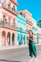 Photo sur Plexiglas Havana Tourist girl in popular area in Havana, Cuba. Back view of young woman traveler smiling