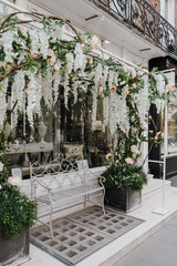 Fototapeta na wymiar LONDON, UNITED KINGDOM - MAY 20th, 2019: Shop decorated with flowers in Belgravia, London. Chelsea in Bloom season.