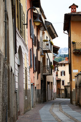 Fototapeta na wymiar Calles vacias de la ciudad de Gandino en la provincia de Bérgamo, región de Lombardía.