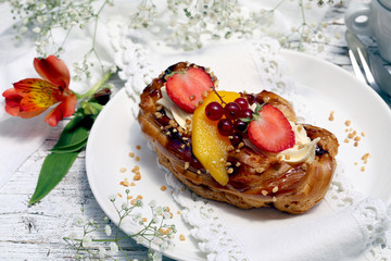 eclair com morango e groselha.