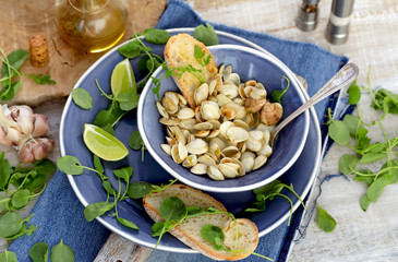 amêijoas brancas em molho com limão e alho. © Kina