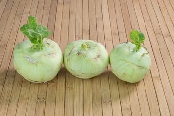 Drei Kohlrabi (lat. Brassica oleracea var. gongylodes L.) vor der Zubereitung