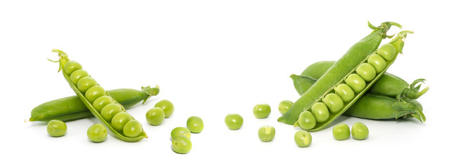 Fototapeta na wymiar Green peas isolated on the white background