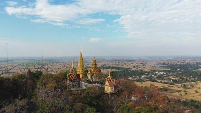 Le temple Phnom Sampov vu de face dans la r&eacute;gion de Battambang au Cambodge