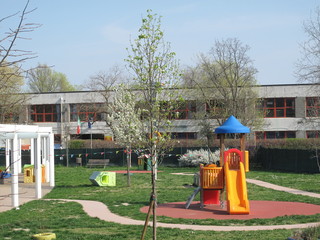 Fototapeta na wymiar parco giochi nel verde per bambini