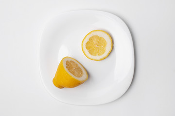  Sliced ​​lemon on a white plate