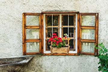 Holzfenster mit Blumenkasten