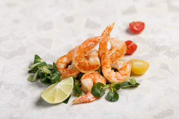 grilled shrimps with salad