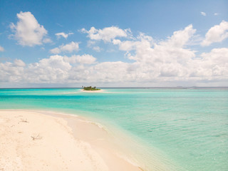 Fototapeta na wymiar Picture perfect beach and turquoise lagoon on small tropical island on Maldives.