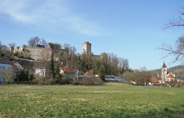 Fototapeta na wymiar Pappenheim - Bayern - Burg mit katholischer Kirche
