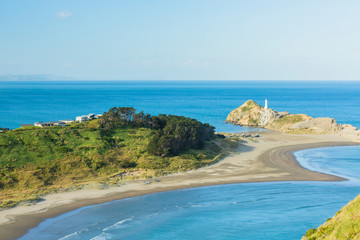 ニュージーランド　ワイララパのキャッスル・ポイントのキャッスル・ロックから見える灯台