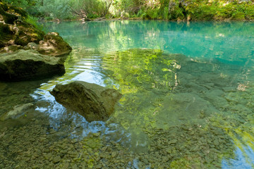 Fototapeta premium Reserva Natural del Nacedero del Río Urederra en el Parque Natural Urbasa-Andía.