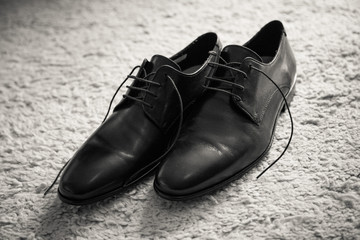 Schwarze Schuhe auf Teppich