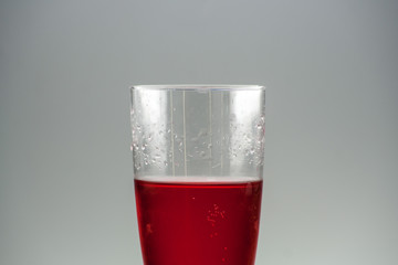 Rote Flüssigkeit im Sektglas