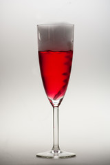 Rote Flüssigkeit im Glas