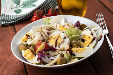 Insalata di uova con verdure fresche e semi vari